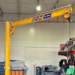 Żuraw z mechanizmem obrotu